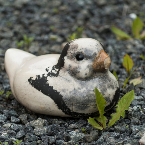 Sådan ser porcelænsfigurer ud, når den har stået en del år udenfor